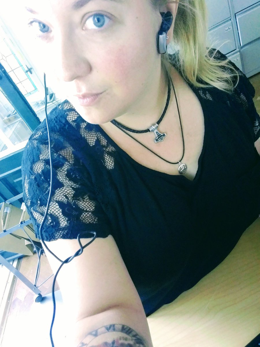 RUHE - ICH ARBEITE!
Denkt daran viel zu trinken - Wasser, nicht nur Bier!
#buisy
#blaueaugenfuernoone