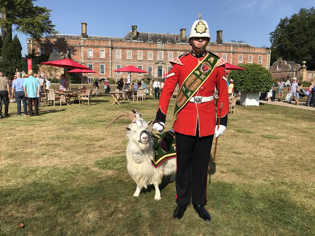 Thanks for the military escort from the <a href="/TheRoyalWelsh/">The Royal Welsh</a> What a way to open #AntiquesRoadshow at <a href="/ErddigNT/">Erddig NT/YG</a>