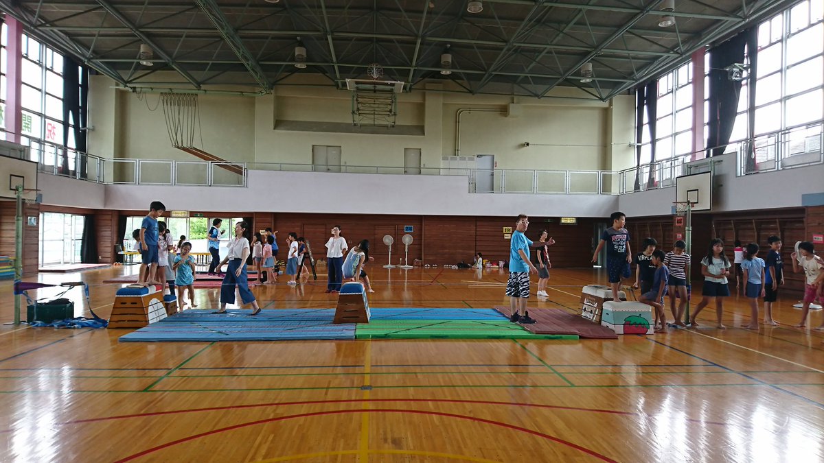 SlackINDjp's tweet photo. スラックラインスクールキャラバン♪
本日は目黒区の小学校にやって参りました。
暑い体育館💦窓全開!扇風機全開!
#slackstand #slacklineindustries #slackline #exaler #slackind https://t.co/cK9MwsxTQ1