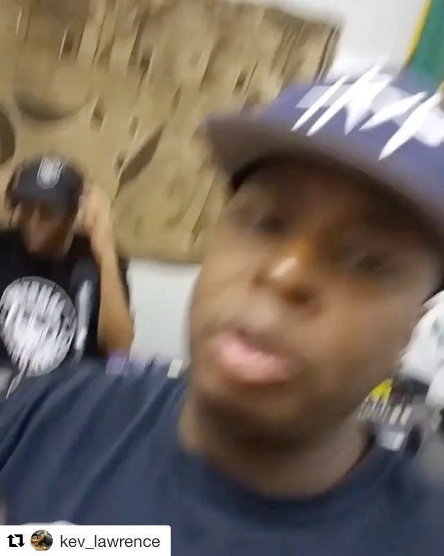 TeckZilla108's tweet photo. Shouts to @thermalsoundwaves @kev_lawrence for the shouts and for always supporting the crew! 🙏🏾💪🏿#Repost @kev_lawrence with @get_repost
・・・
The #RadioBoys ( #CTruth & Neighborhood @kev_lawrence) of @thermalsoundwaves Radio/ @trakliferadio in stu… https://t.co/hv0zWTWhZ6 https://t.co/B9qSKWqDLk