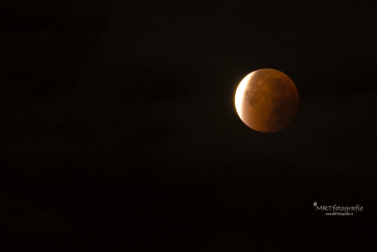 MRTfotografie's tweet photo. Vervroegd #weekendleesvoer 
27juli de #bloedmaan/#maansverduistering fotograferen?
De start is om 21.30 uur, hoogtepunt om 22.22 uur en 23.14  einde van de eclips.
Tips om dit verschijnsel te fotograferen: https://t.co/HFxTSRao97

🌝🌗🌛Succes en fijn weekend alvast!🌛🌗🌝 https://t.co/VKxue77LVM