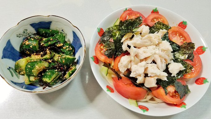 夕飯。自家菜園で採れたきゅうりとトマトで胡麻和えとぶっかけ冷やしうどん 