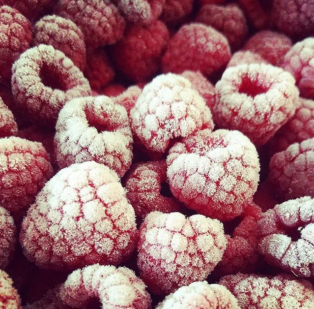 The best way to cool down in summer? Our frozen raspberries of course! ❄️