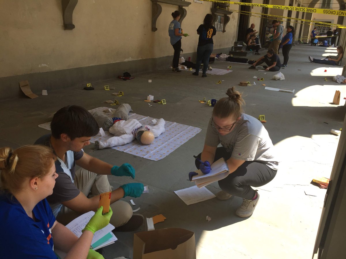 UNewHavenPrato's tweet photo. Four "dead" bodies in #Prato's Piazza del Comune and @UNewHaven Forensic Science students were called on to investigate! #visitprato #whodunnit #experientiallearning #crimescene #unewhavenprato https://t.co/OBRGwIlBPx
