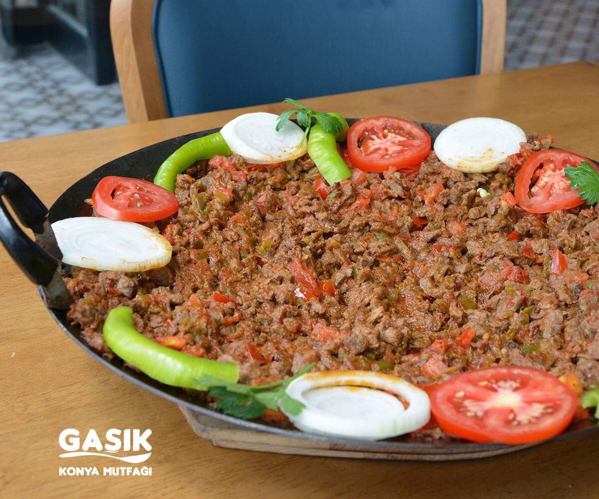 Sac üzerinde yapılan nefis kavurma, biber, soğan ve domatesle lezzetlenip damağınınızda unutamayacağınız bir tat bırakmaya aday. 
☎️ 0212 861 33 42