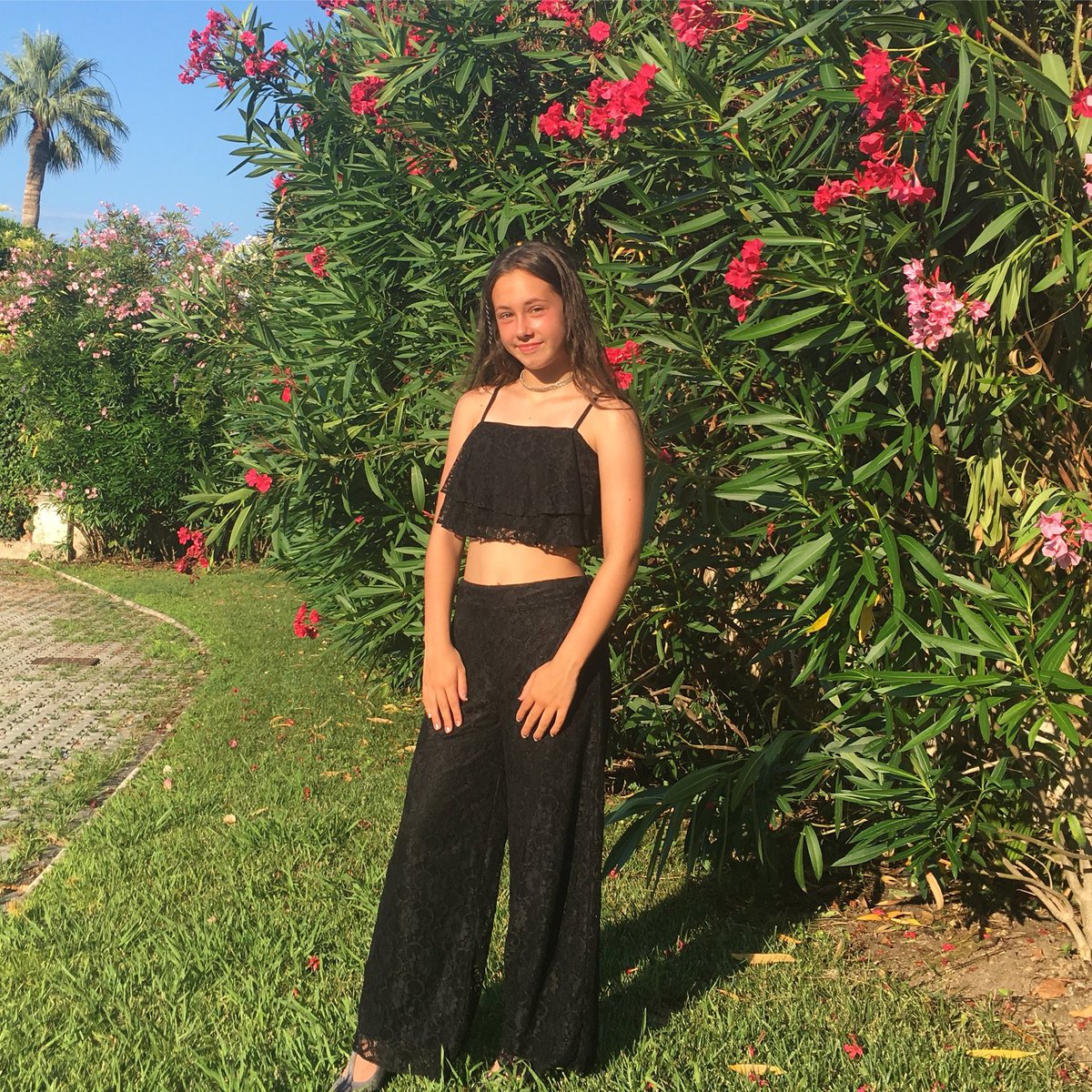 Lady_Li's tweet photo. 🌺 T I A N A 🌺
#stunning #girlie #flowers #holiday #france #modellike #naturalbeauty #nofilterneeded https://t.co/5bxXOcO4S4