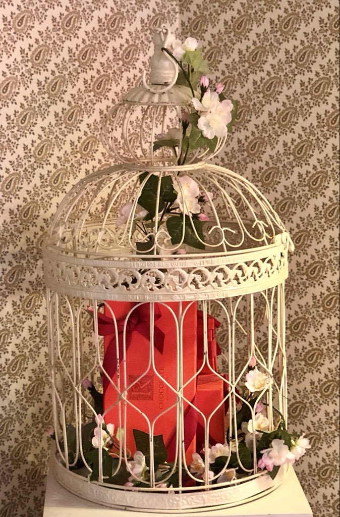 A perfect location to keep yourself out of the midday sun.
<a href="/RChocolateLDN/">R Chocolate London</a> 198 Ebury Street. Belgravia. Cold drinks, waffles, chocolates.