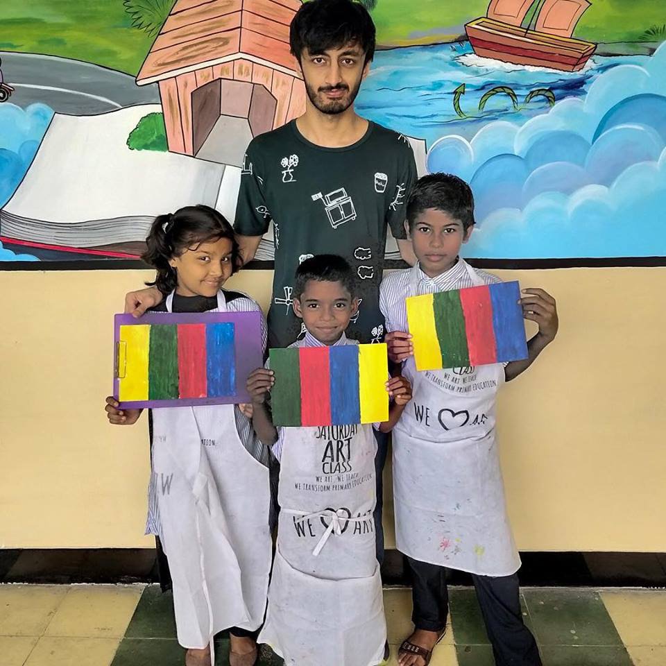 Our Shankarwadi Mumbai Public School coordinator Yash Rohra is with our big little artists holding their #EllsworthKelly inspired artworks! 

#summer #art #education #clothes #artwear #live #indianfashion #madeinachildsmind #clothes #clothesforsale #blogger