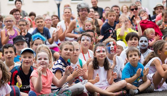 passage67's tweet photo. Du 1er au 5 août, on fête les arts vivants de rue au festival Mômes en scène de Niederbronn-les-Bains 😃 Contes, danse, déambulations, cirque, il y en a pour tous les goûts 🥳 Toutes les infos 👉
https://t.co/GkeJY2bp0j https://t.co/MnOGOOPRoS