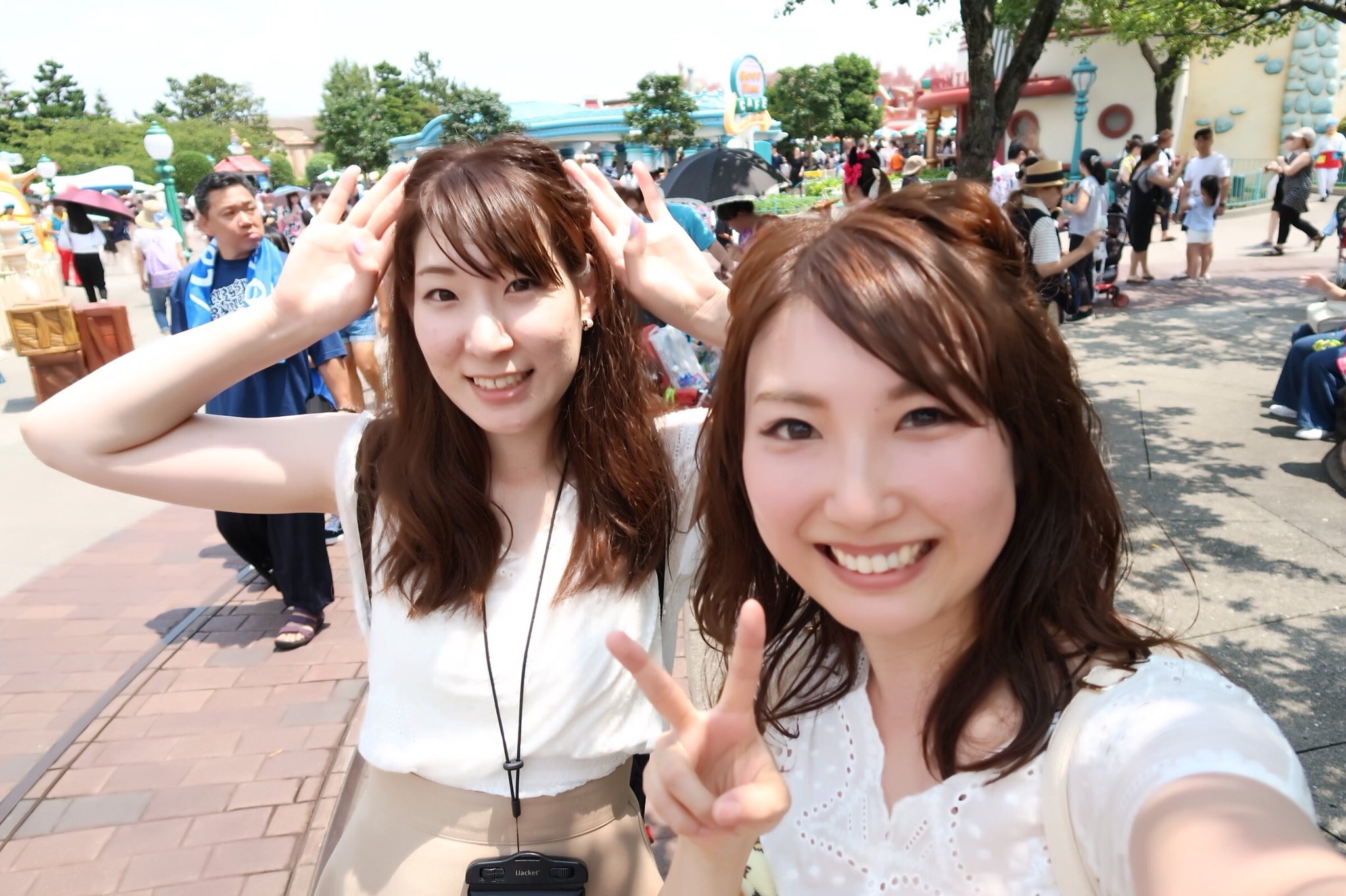 تويتر おーち على تويتر 毎年恒例ディズニー夏祭り O 今年はチップとデールのお揃いコーデでランドはしゃいだwww 2回もびしょ濡れにもなれたし 上杉さんとも写真撮れた さて 来年はどうするか チップとデール お揃いコーデ 双子コーデ
