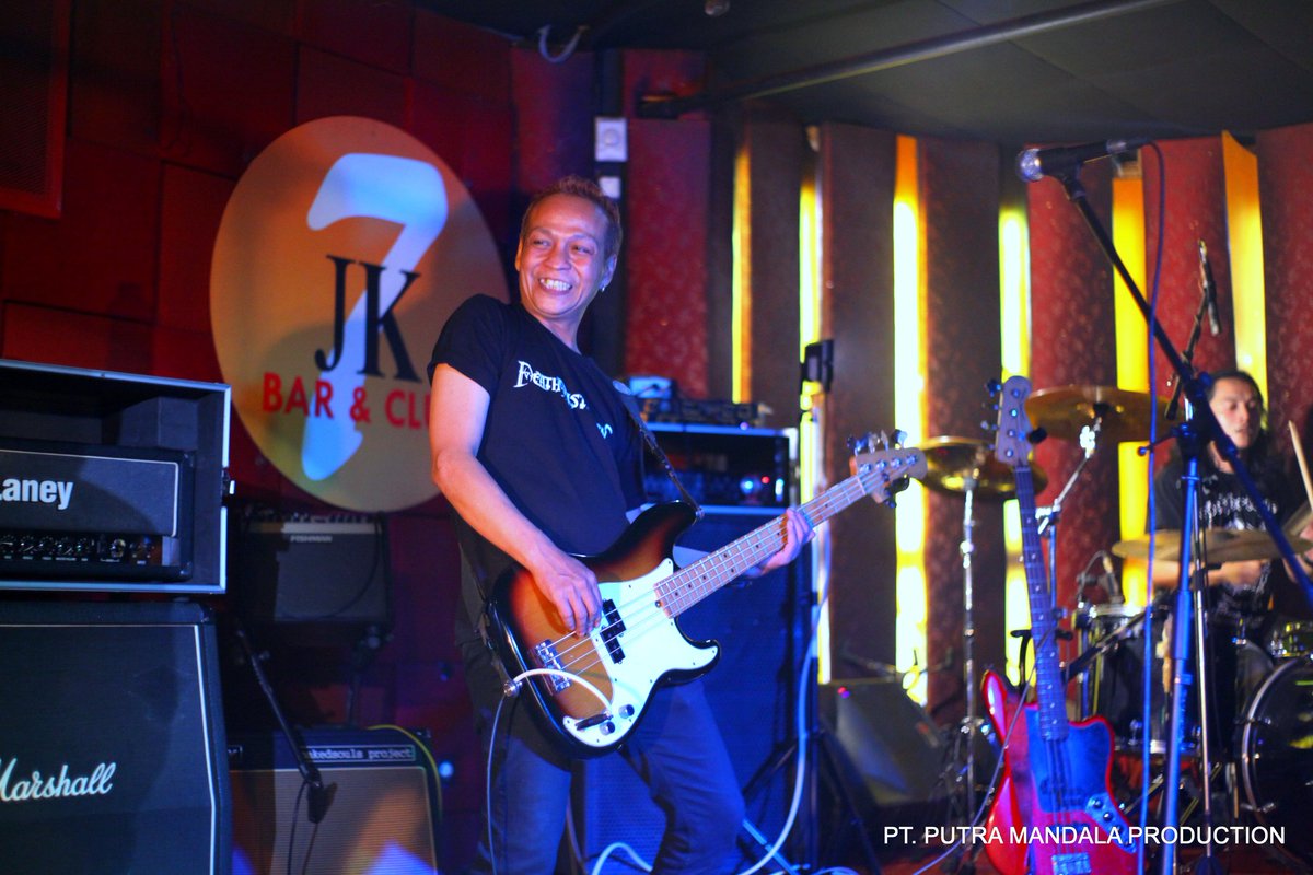 dedistofficial's tweet photo. Thank you "Rock n Roll Attitude The Complete Story Of The Rolling Stones" @jk7barandclub 
.
@trison_manurung
@didik_oranges 
@wa2ncher 
@ega_haqq 
@adhytiaperkasa
.
.
.
#deathdistortion #terserah #reinkarnasi #metal #rock https://t.co/OCh9v6Fu6A