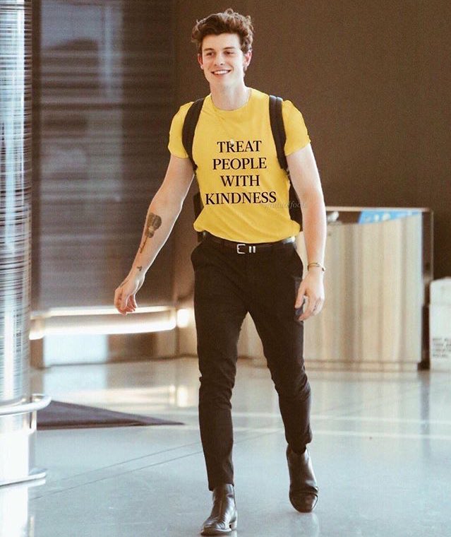 camiseta treat people with kindness