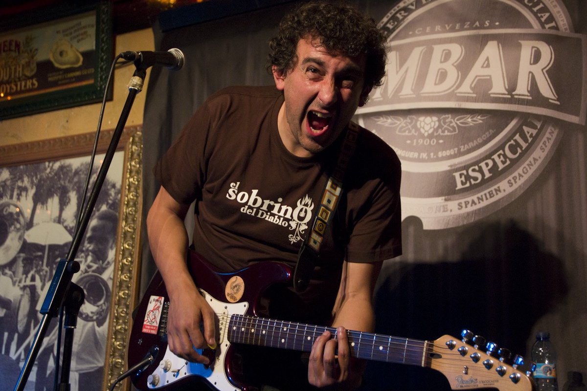 Avui torna El Sobrino del Diablo a #Casserres. Monòlegs, humor, cagar-se amb els de dalt, guitarra i gràcia. 19 anys sobre rodes i escenaris. Reserves al 93 823 42 03 😉