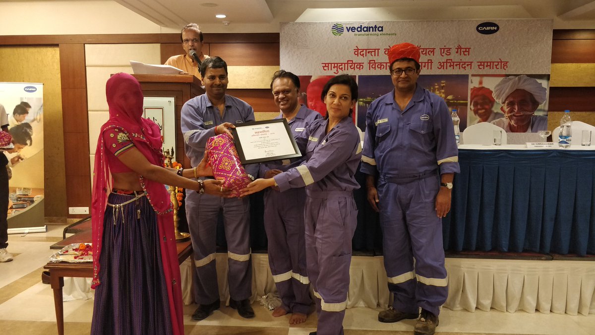 Cairn_Vedanta's tweet photo. The transformation of #Barmer has been a collaborative effort. @Ceo_Cairn recognising and felicitating our partners in progress at the Community Stakeholder Engagement Forum at Barmer, Rajasthan. #LifeAtThar @RajGovOfficial  @VasundharaBJP https://t.co/dev5bYhZQu