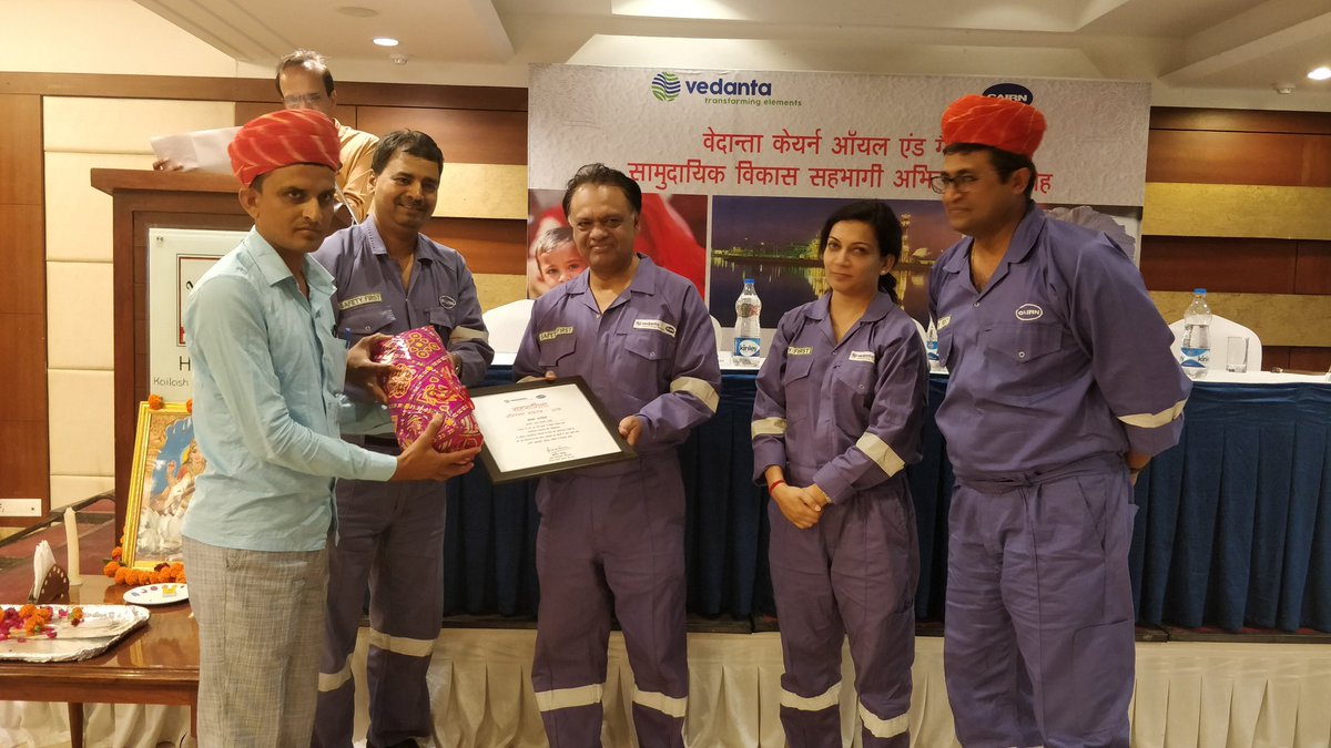 Cairn_Vedanta's tweet photo. The transformation of #Barmer has been a collaborative effort. @Ceo_Cairn recognising and felicitating our partners in progress at the Community Stakeholder Engagement Forum at Barmer, Rajasthan. #LifeAtThar @RajGovOfficial  @VasundharaBJP https://t.co/dev5bYhZQu