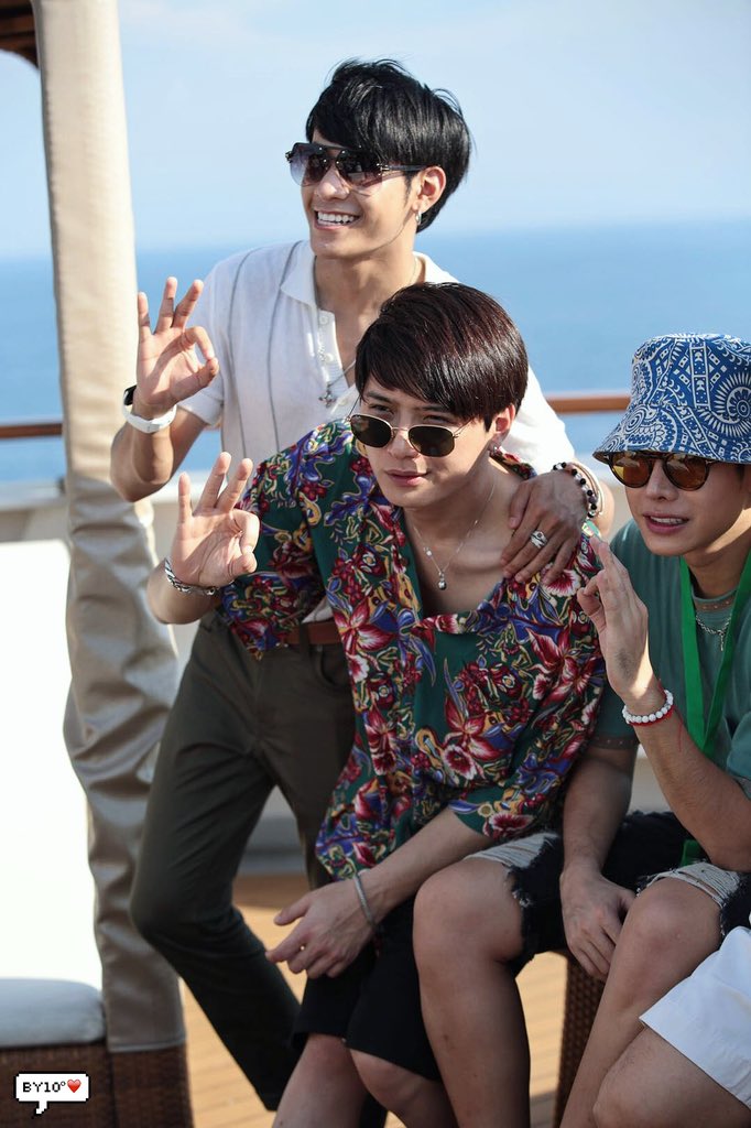 __10Degrees's tweet photo. 20180726 oishi 
singtokrist preview 4p
Super motel～How’s the feeling about the collarbone?
@stjinx_maya  @kristtps 
#perayaofficial #SingtoKrist 
#SingtoPrachaya #KristPerawat https://t.co/SiOFTKwJgO