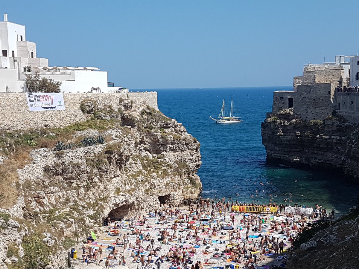 StefanoCiafani's tweet photo. Eni nemica del Pianeta. A Polignano a mare @GolettaVerde presenta il dossier sui maxi investimenti sulle fossili e micro progetti sulle rinnovabili dell'azienda in parte pubblica (https://t.co/K6Lq6Pf4aj). @luigidimaio indirizzi Eni su efficienza e rinnovabili
#ENIemyoftheplanet https://t.co/MogEJ2A8B4