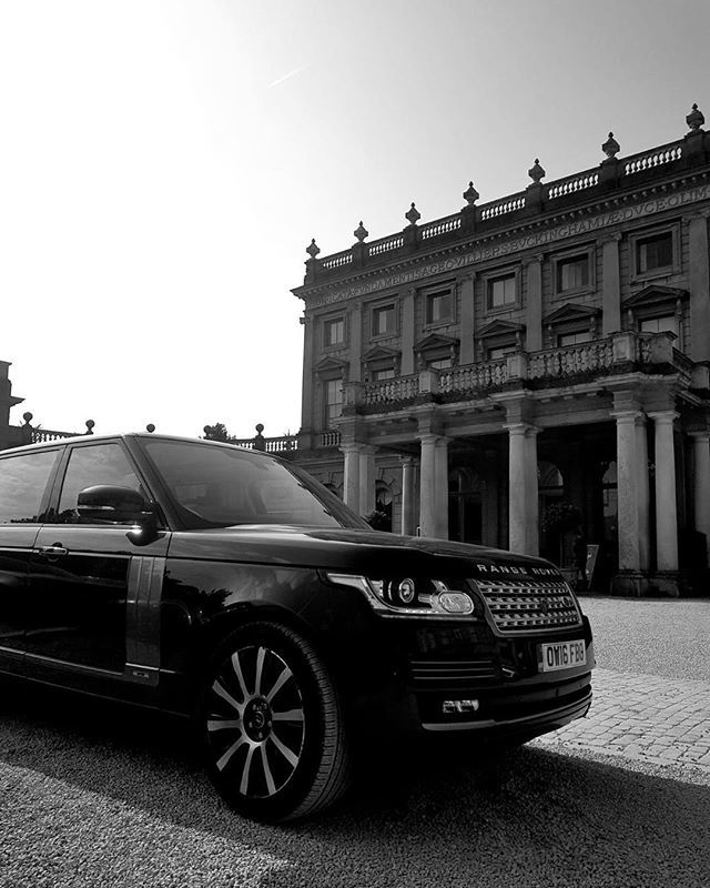 CapstarGroup's tweet photo. Capstar’s @taffslater outside Cliveden House this summers morning. #bestofbritish #cliveden #rangerover #capstar #chauffeur #londonlife #securitycar #luxuryliving #luxurytraveler #londonchauffeur #landrover #britishcar #carsofinstagram https://t.co/VzpljbXLEk https://t.co/7c7pxxDlMS