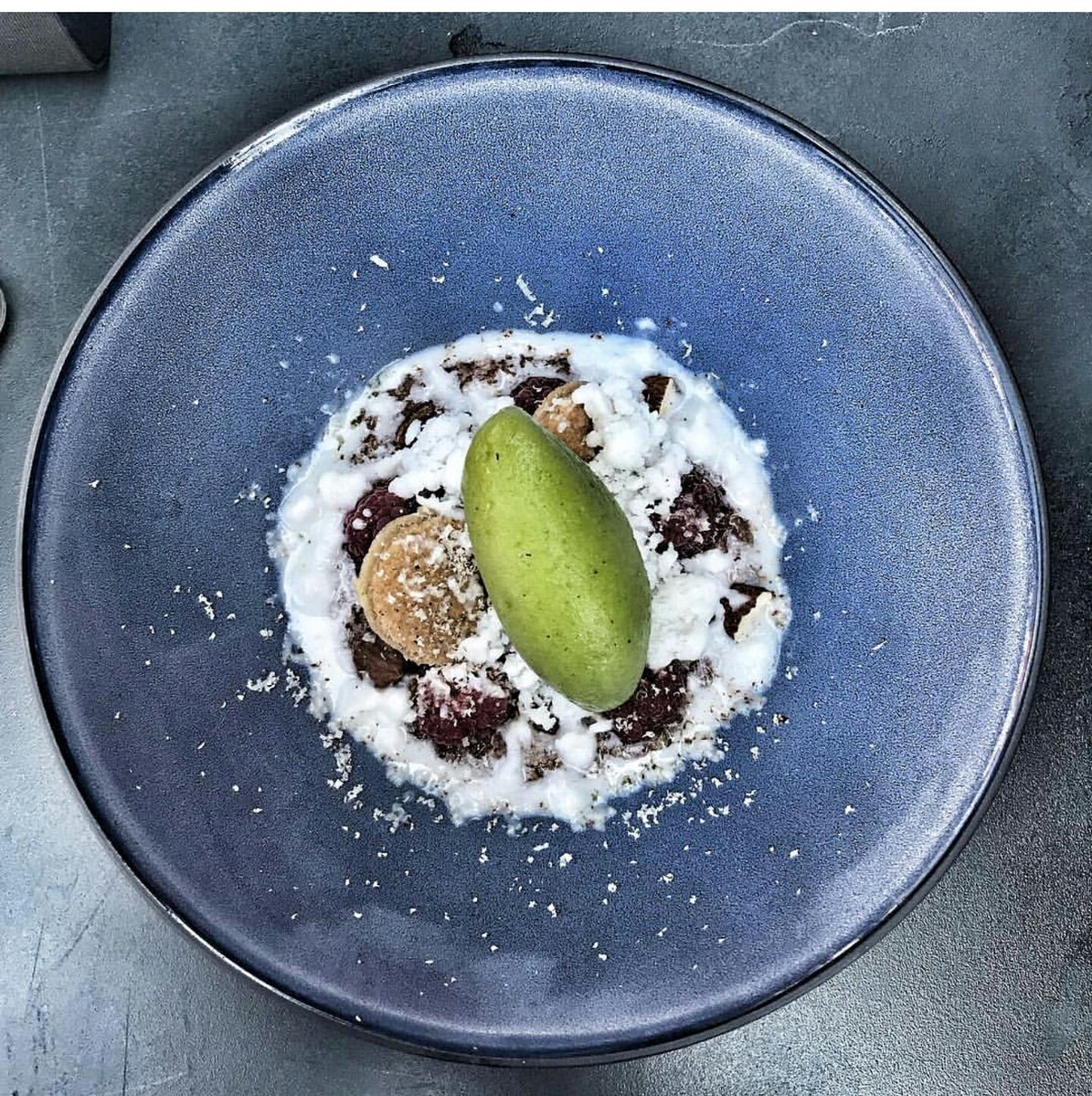 Nous profitons de la belle saison des fruits et herbes pour vous proposer le dessert du moment :  Framboises et fraîcheur de nectarine blanche, sablé figue, granité amande &amp; sorbet à l'agastache.
Merci @letrentequatre pour la photo