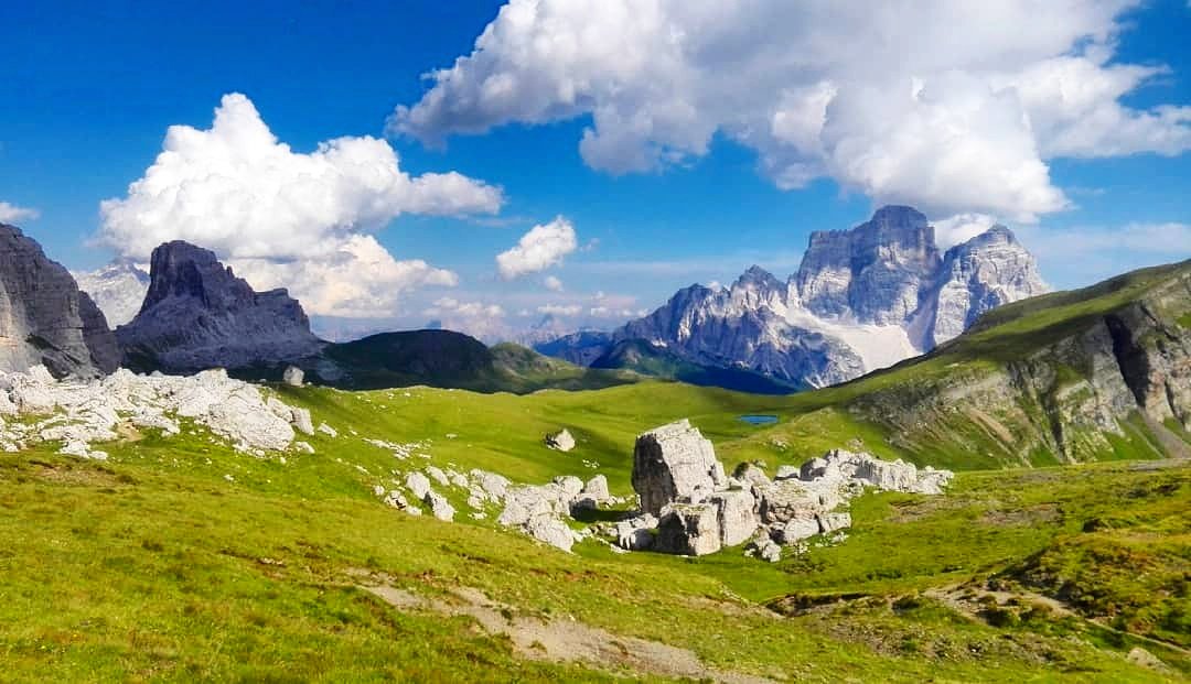 valfiorentina's tweet photo. Di qua passa l' alta via numero 1. Chi di voi è mai salito a #mondeval ? 😀 https://t.co/wztlVgHIas