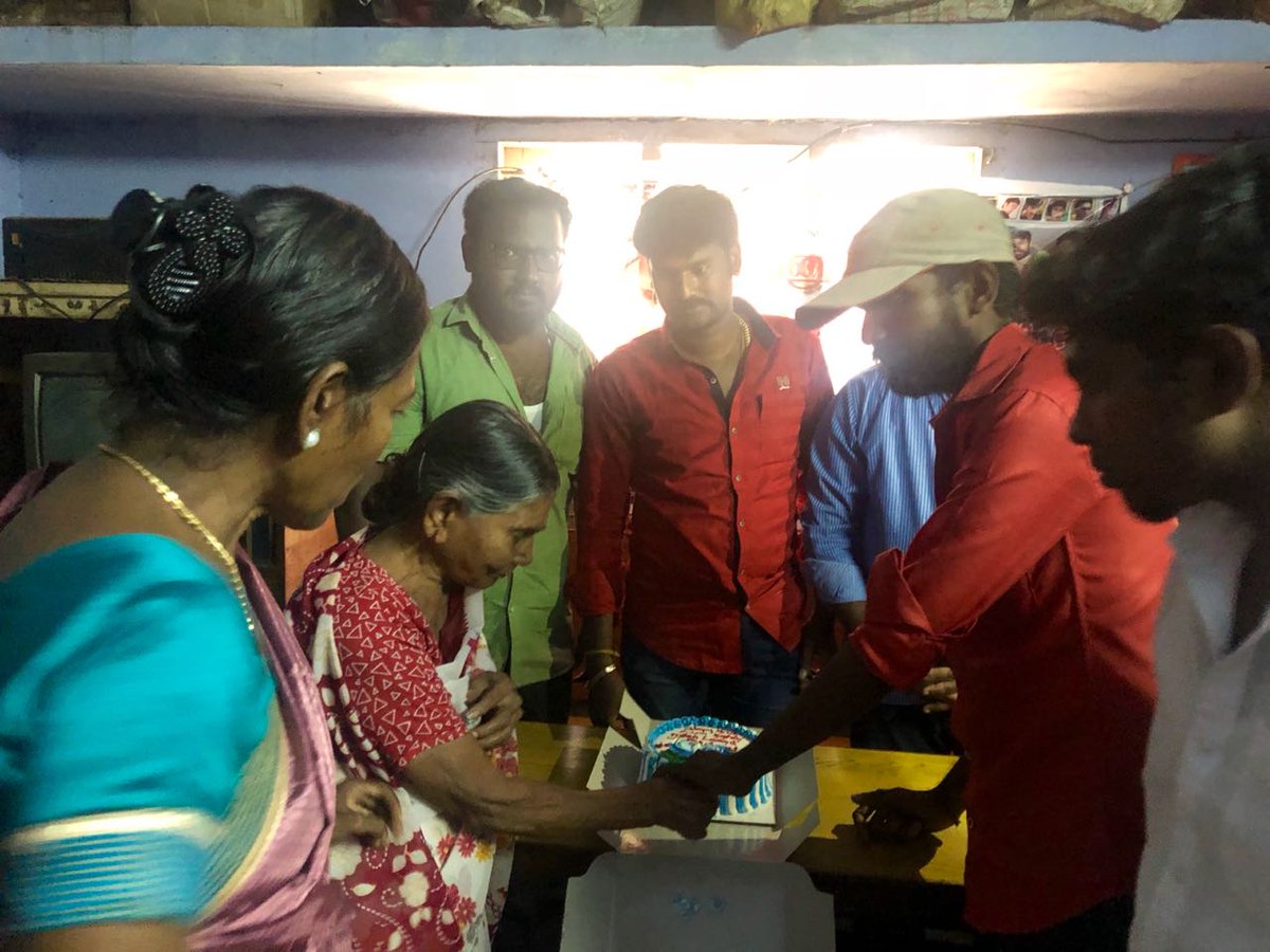 DfcNellai's tweet photo. 8நாட்கள் தலைவர் பிறந்தநாள் கொண்டாட்டம்.# முதியோர்களுக்கு அண்ணதானம்#5ம்நாள் இன்று அம்பை ரசிகர் மன்றம் சார்பில் வீரவநல்லூர் ஆதரவற்ற முதியோர் இல்லத்தில் மதிய  உணவு  வழங்கப்பட்ட விழாவில் நெல்லை மாவட்டம் தனுஷ்ரசிகர் மன்றம் .@dhanushkraja @DhanushismKK @vinod_offl https://t.co/WTIrqzGyOk