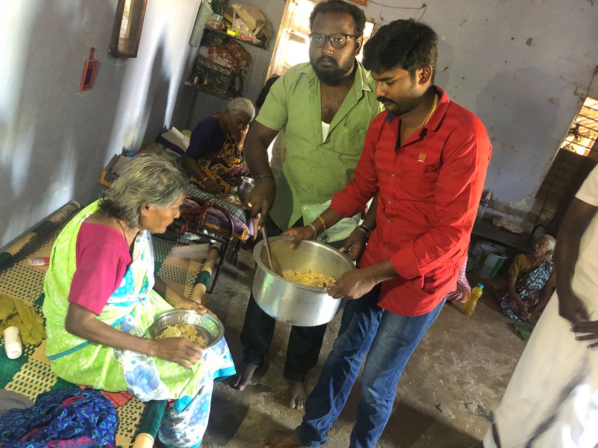 DfcNellai's tweet photo. 8நாட்கள் தலைவர் பிறந்தநாள் கொண்டாட்டம்.# முதியோர்களுக்கு அண்ணதானம்#5ம்நாள் இன்று அம்பை ரசிகர் மன்றம் சார்பில் வீரவநல்லூர் ஆதரவற்ற முதியோர் இல்லத்தில் மதிய  உணவு  வழங்கப்பட்ட விழாவில் நெல்லை மாவட்டம் தனுஷ்ரசிகர் மன்றம் .@dhanushkraja @DhanushismKK @vinod_offl https://t.co/WTIrqzGyOk