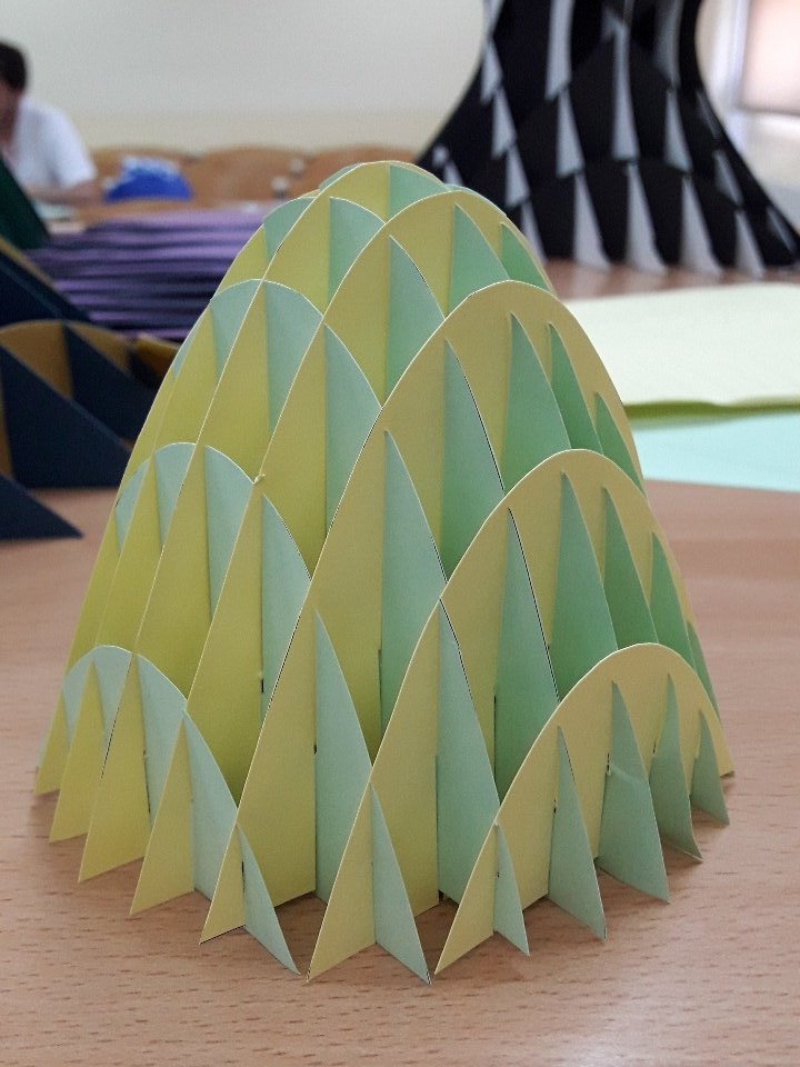 Paraboloide montado como parte de los talleres del <a href="/ValenemXIX/">XIX ENEM VALENCIA</a> en la <a href="/FMatemaUV_EG/">Facultat de Ciències Matemàtiques UVEG</a> 🤗🤗