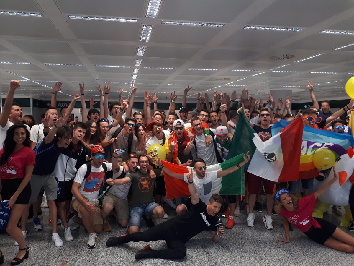 SEA_Press's tweet photo. Musica, energia e tante sorprese. Questa mattina, a #Malpensa e #Linate, i Gate Party organizzati da @FlyingBrussels hanno fatto vivere ai passeggeri diretti al #Tomorrowland la magia di uno dei più importanti festival musicali internazionali. #TMLpartyflight #gateparty https://t.co/IcDUX67qrx