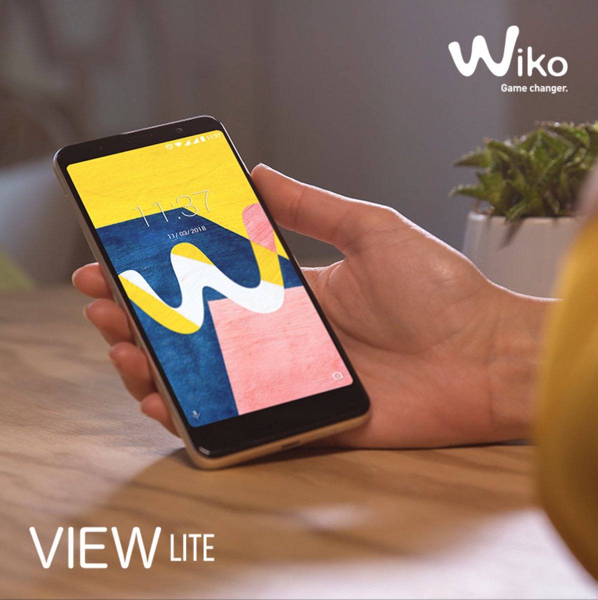Wiko_CH's tweet photo. Bienvenue #ViewLite : un écran 5,45" HD+, qui grâce à la technologie IPS est toujours clairement lisible. Conçu pour être utilisé facilement et d'une seule main, il est tellement pratique que vous ne voulez même pas le poser ! https://t.co/hiroXCWKmP
