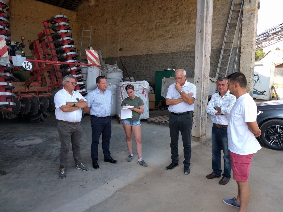 TeddyVaury's tweet photo. #Essonne à l'initiative du député @franckmarlin la coopérative Île de France Sud organise un premier bilan de la moisson 2018 avec la visite de deux exploitations une conventionnelle et une bio à #Etampes et à #Mespuits https://t.co/Hq1uQNdWy5