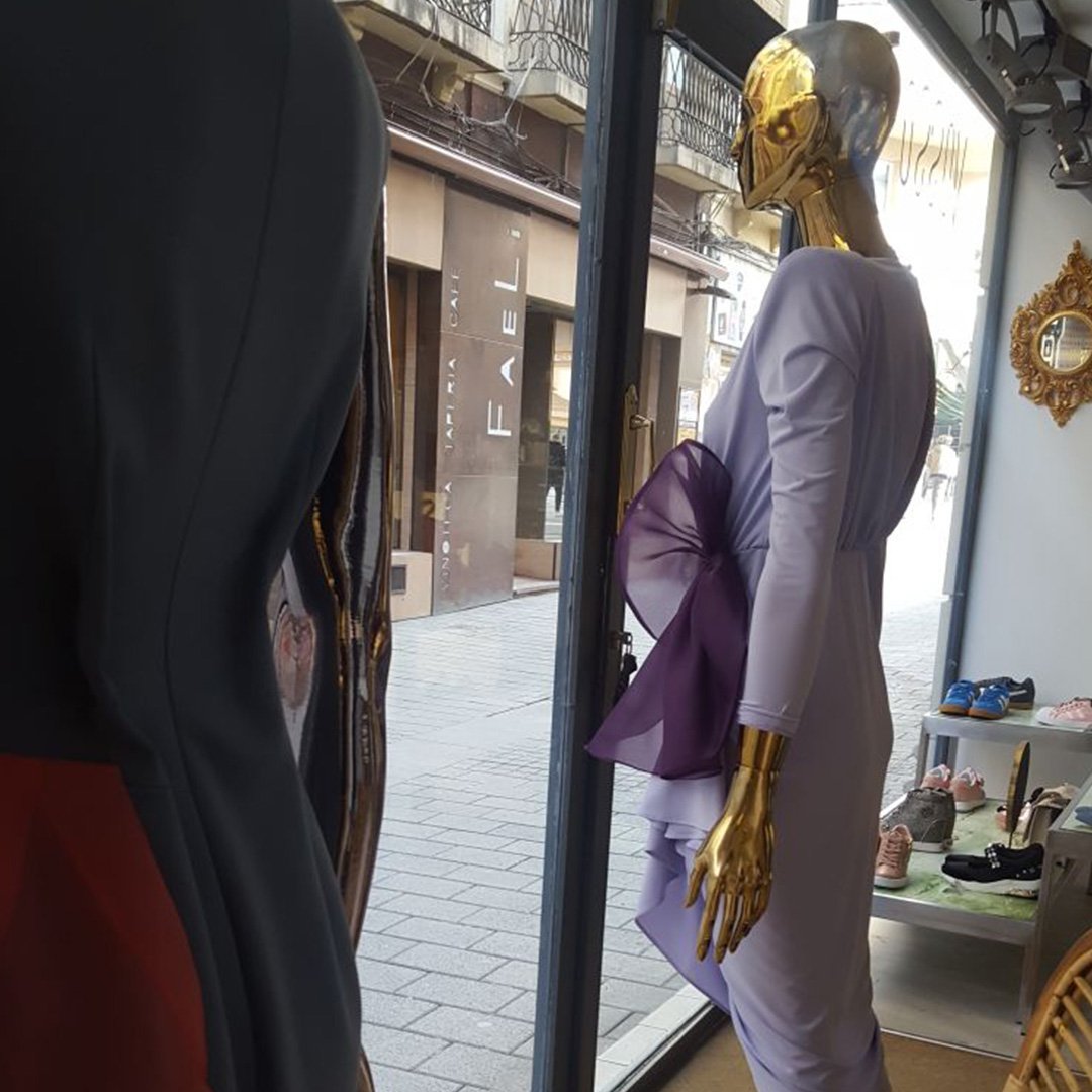 vossomoda's tweet photo. ¡Chicas os traemos el escaparate de nuestra tienda a las redes sociales! 😍 Los volantes y colores malvas marcan tendencia esta temporada 💎 ¡Visítanos en la Calle Zapateros, 3 de Albacete! #Vosso #VossoModa #VossoModaAlbacete #Exclusividad #Fashion #NuevaTemporada https://t.co/5vTXO991LA