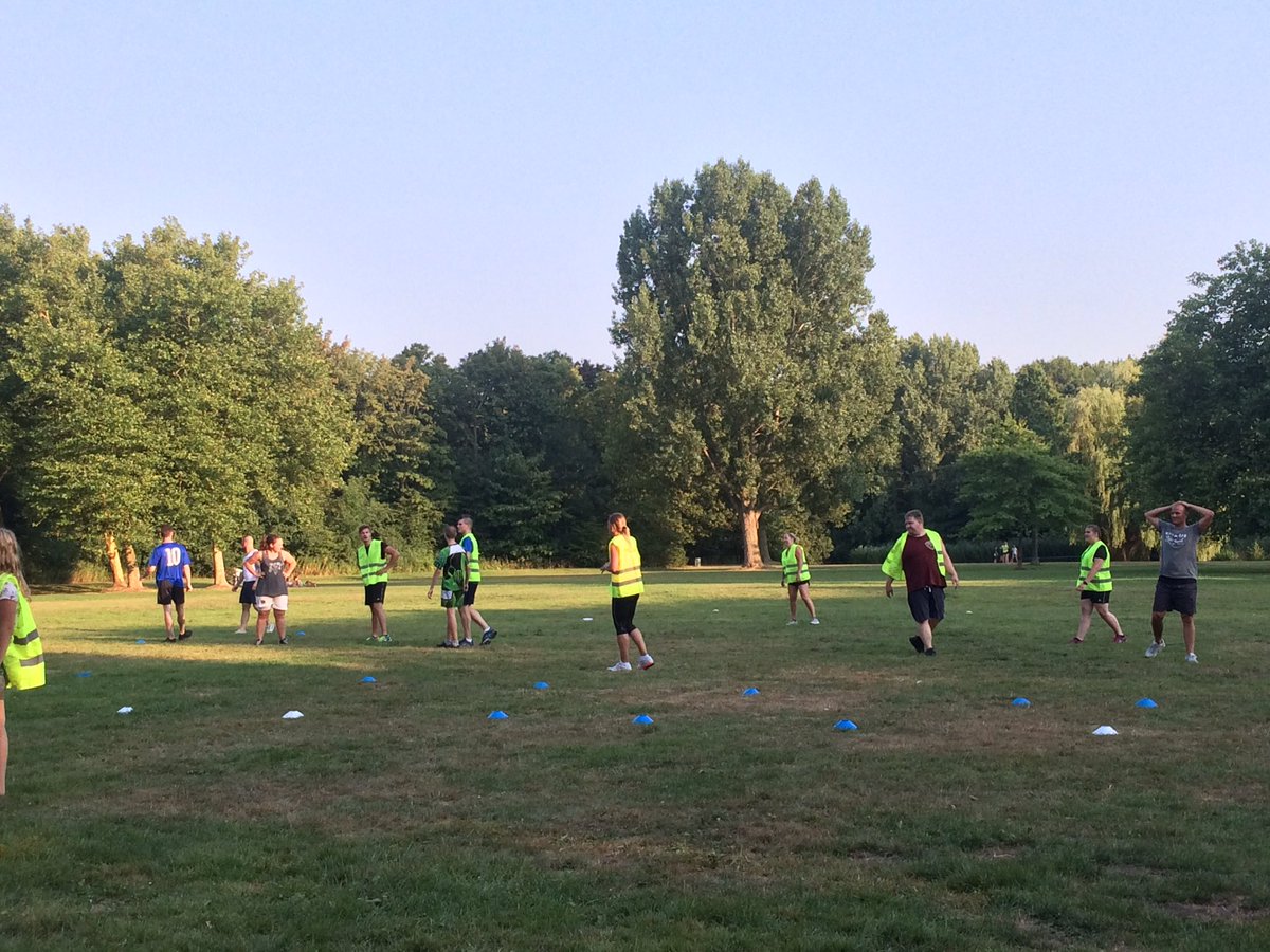 SS_TimKool's tweet image. Weer een warme maar super gezellige avond met elkaar gehad ☀️ Weer een grote opkomst voor het voetballen. Veel gelachen, gescoord en bijgekletst met elkaar. Op naar de volgende zomeractiviteit. Bedankt allemaal voor de gezelligheid! 👍🏻 #sportschooltimkool