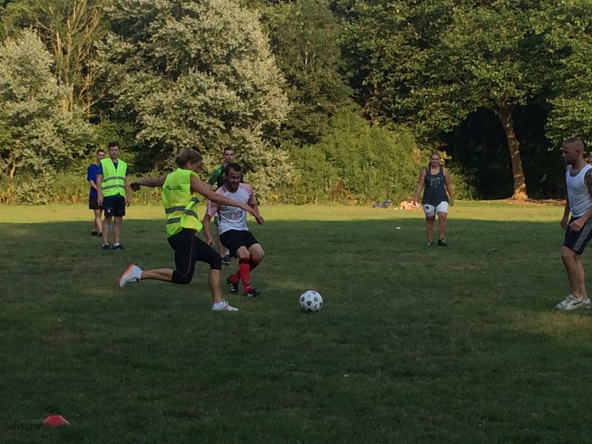 SS_TimKool's tweet image. Weer een warme maar super gezellige avond met elkaar gehad ☀️ Weer een grote opkomst voor het voetballen. Veel gelachen, gescoord en bijgekletst met elkaar. Op naar de volgende zomeractiviteit. Bedankt allemaal voor de gezelligheid! 👍🏻 #sportschooltimkool