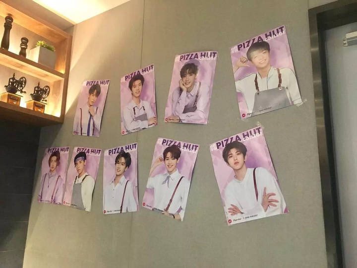 โปสเตอร์พิซซ่าฮัท NINE PERCENT x PIZZA HUT-COLLEGE 

/งานดีย์งานควรค่าแก่การครอบครอง ใครอยู่จีนตอนนี้ก็โปสเตอร์กันนะคะ 😭