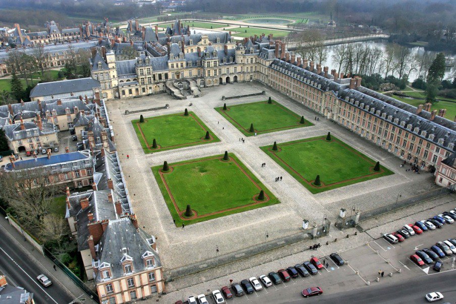 CFontainebleau's tweet photo. ✦ UN GESTE HISTORIQUE ✦
Le château de Fontainebleau impressionne par sa grandeur: plus de 1500 pièces, entourées par 130 hectares de jardins. Aidez à la conservation d'un tel lieu en faisant un geste historique. https://t.co/vNkdrffITX  #ungestehistorique #escalierferacheval https://t.co/Di98iSFPkG