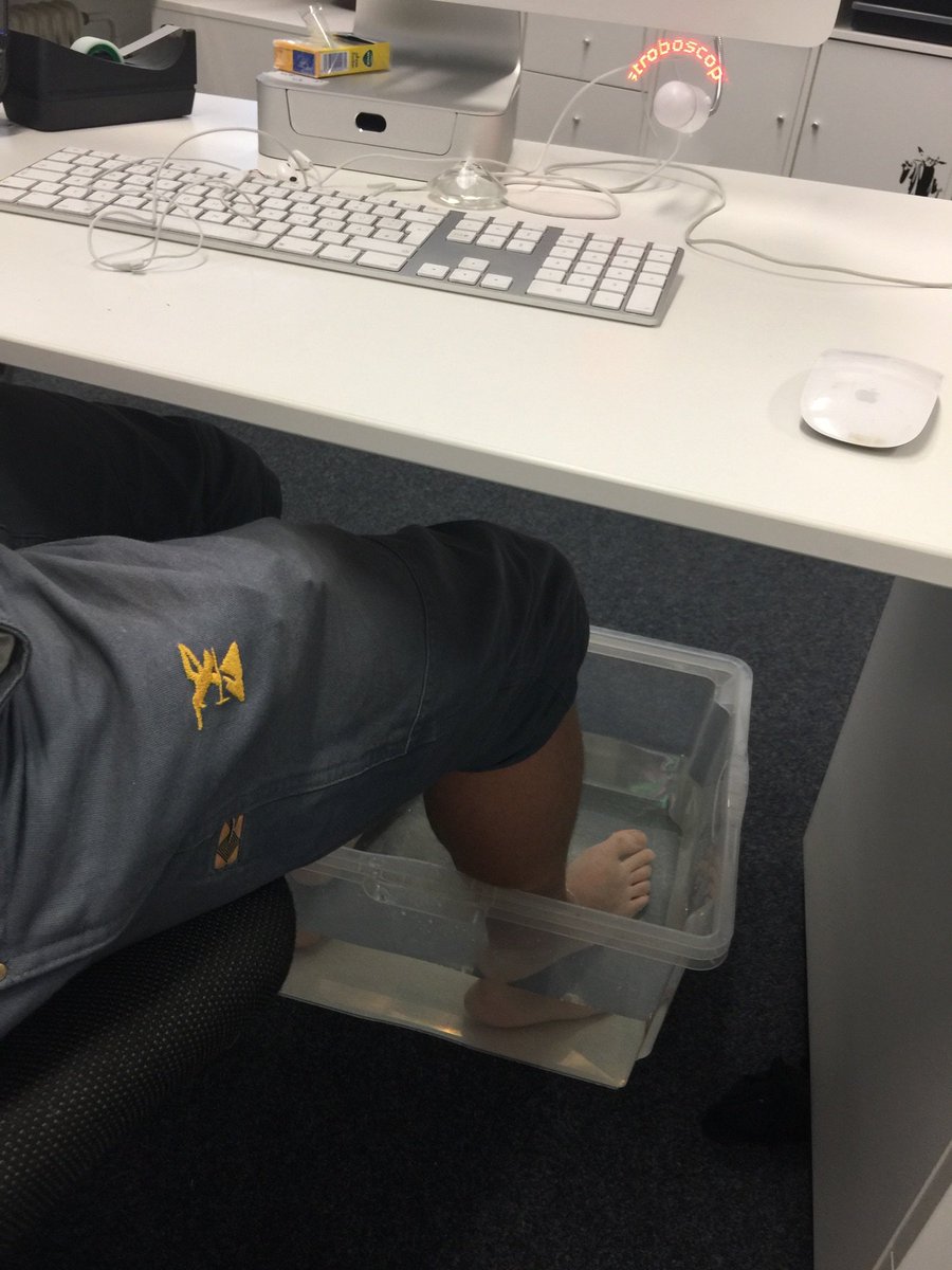 nicolas_woehrl's tweet photo. Wasser auf dem Mars? Das einzige Wasser was hier gerade Leben ermöglicht ist das Wasser unter meinem Schreibtisch! #ScienceInSummer #duisburg @unidue https://t.co/zTJtUI8YLO