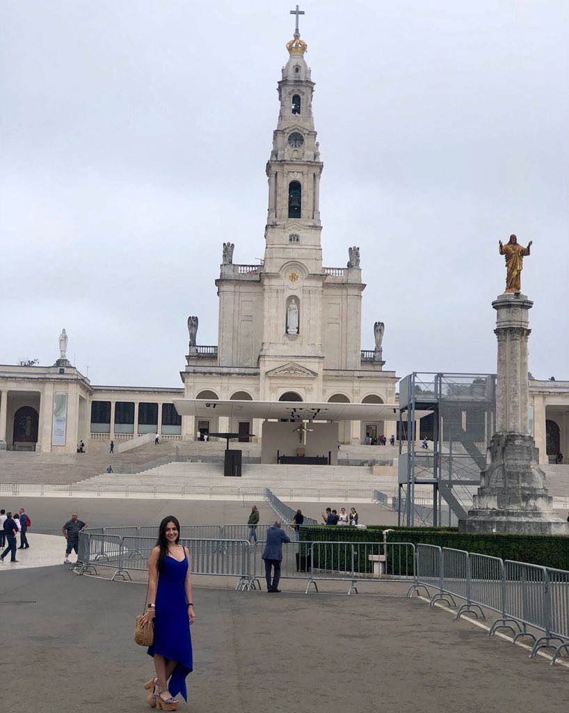 Anambuelvasd's tweet photo. Uno siempre vuelve a los lugares y a las personas donde ama la vida. No hay mujer a la que ame más… #MadreEterna #VirgendeFátima  👑🙏🏼💖 https://t.co/mssOmjeSRn