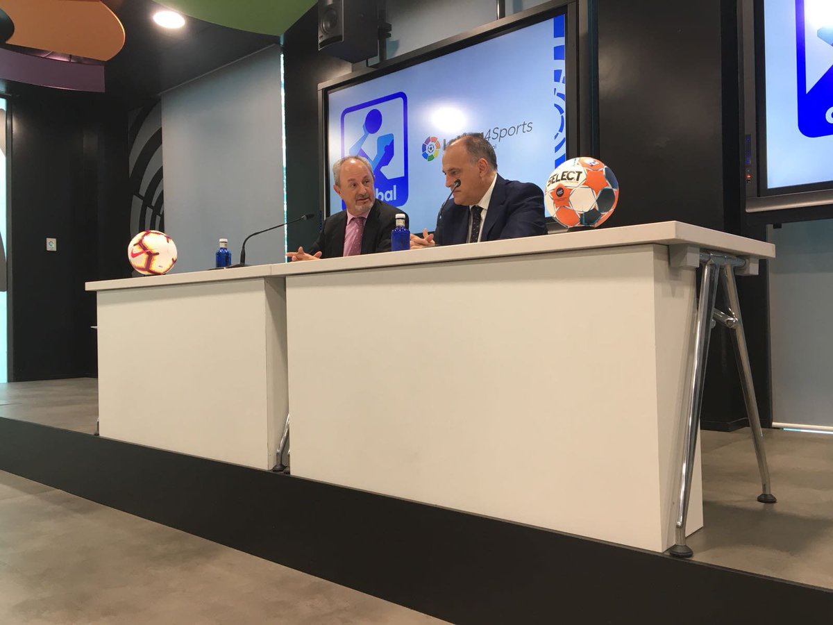 ASOBAL's tweet photo. 📢¡Nuevo contrato entre LaLiga TV y ASOBAL! 🖊️
El gran anhelo que ha tenido el mundo del balonmano español de tener partidos ASOBAL en abierto, se ha conseguido. 
Se transmitirán nada menos que ¡130 partidos en abierto!👏👏

📝https://t.co/DU0aV9kO4k https://t.co/kTmPDlg9Vj