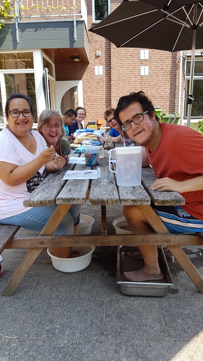 Werkspecht's tweet photo. Dankzij de voetenbadjes is het toch best goed uit te houden buiten! #zomer #verkoeling https://t.co/s6IUWzOSrE