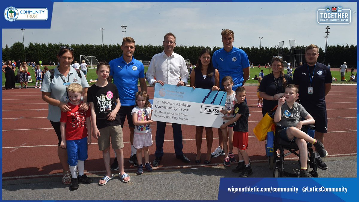LaticsCommunity's tweet photo. π Young disabled Latics supporters are set to benefit from a grant of Β£18,350 from the Premier League Fans Fund.
π MP for Wigan @lisanandy presented the cheque to the Community Trust at today's #LaticsOpenDay.
β‘οΈ https://t.co/LrlzRlGq8p
#wafc https://t.co/AX4REpvXHu