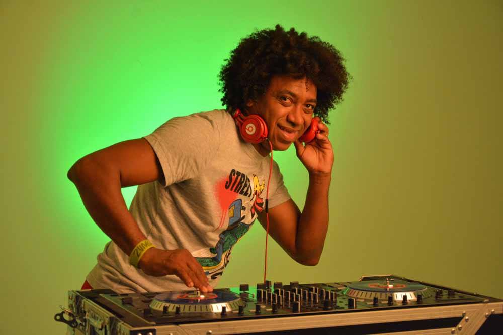 CDFBONNIEUX84's tweet photo. 🏝️ On vas s'A.M.B.I.A.N.C.E.R. 🏵️Samedi 28 juillet Dj Lacho revient ambiancer Bonnieux !!! Viens mettre de la joie dans ton corps et mettre le feu à tes pieds jusqu'au bout de la night !!! #summernights #foodtruck #wine #moveyourbooty #carrabean #été #estivale #soiree https://t.co/6viwoXAdlN