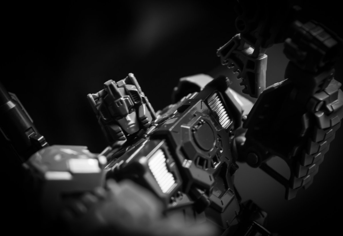 SlitheDiabolica's tweet photo. Todays #Benchbot was no help at all. He went into business for himself and just took selfies the whole time. #Deskbot https://t.co/43eaSHbHs2