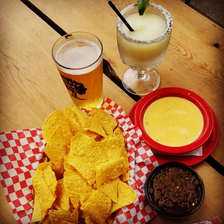 REDSPORCHBRAKER's tweet photo. The thermostat might read “are you kidding me” but we know how to keep it cool at Red’s!
Libations 😎 https://t.co/YQZjnkQBNl
.
#margaritas #beerme #queso #eatlocal #drinklocal #porchlife https://t.co/3bDCHEn9pc