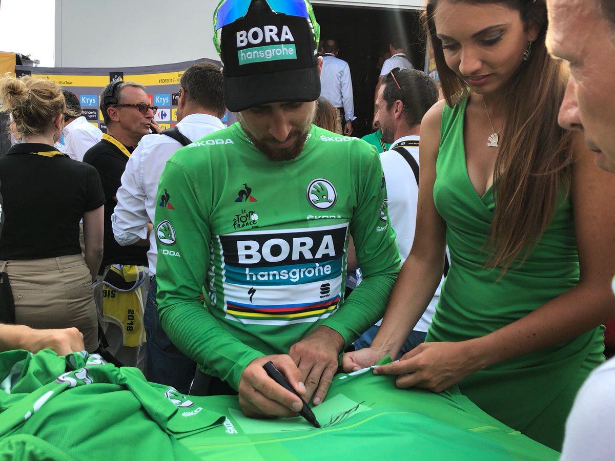 WeLoveCyclingFR's tweet photo. RT pour gagner ce #MaillotVert signé par @petosagan ! 💚

#ŠKODAWeLoveCycling https://t.co/1ULm2NFMes
