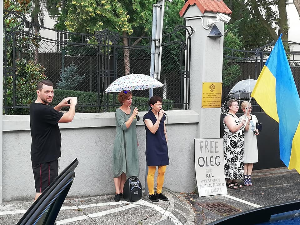 Fbeyeee's tweet image. Před ruskou ambasádou v Bratislavě právě teď.  👍#FreeOlegSentsov #FreeSentsov #SaveOlegSentsov