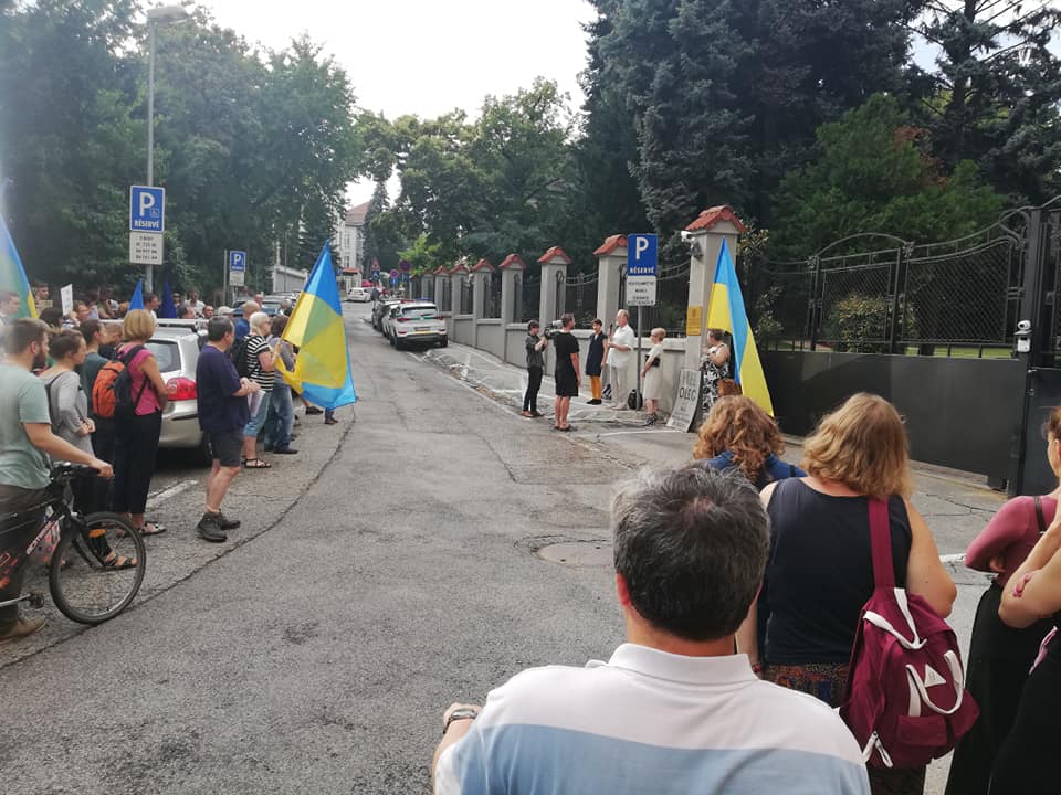 Fbeyeee's tweet image. Před ruskou ambasádou v Bratislavě právě teď.  👍#FreeOlegSentsov #FreeSentsov #SaveOlegSentsov