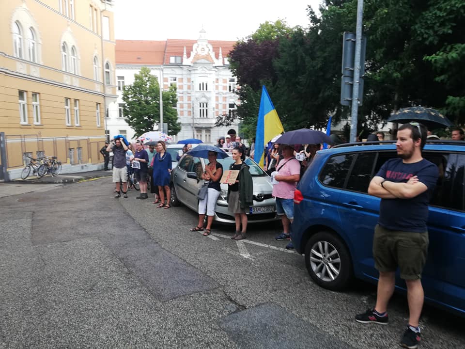 Fbeyeee's tweet image. Před ruskou ambasádou v Bratislavě právě teď.  👍#FreeOlegSentsov #FreeSentsov #SaveOlegSentsov