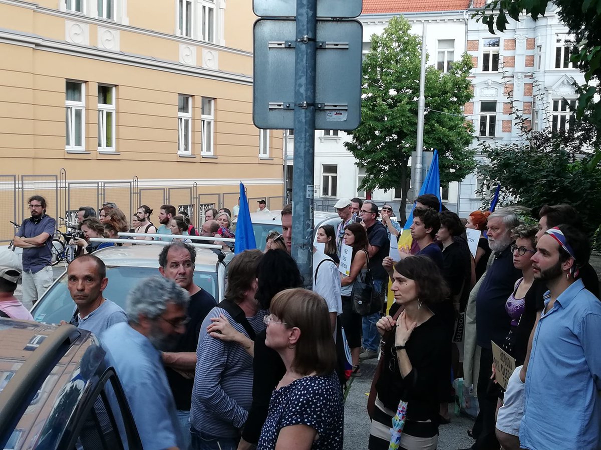 Fbeyeee's tweet image. Před ruskou ambasádou v Bratislavě právě teď.  👍#FreeOlegSentsov #FreeSentsov #SaveOlegSentsov