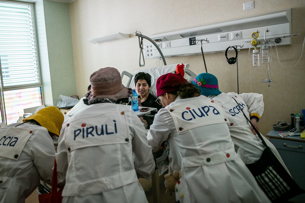 Dottor_Sorriso's tweet photo. Chissà di cosa stavano discutendo le nostre #Doccia, #Pirulì, #Ciupa e #Scrich... sicuramente di come far sorridere i bambini e i ragazzi ricoverati in ospedale! 😁 #SorrisiInCorsia https://t.co/Q30tqvITvA