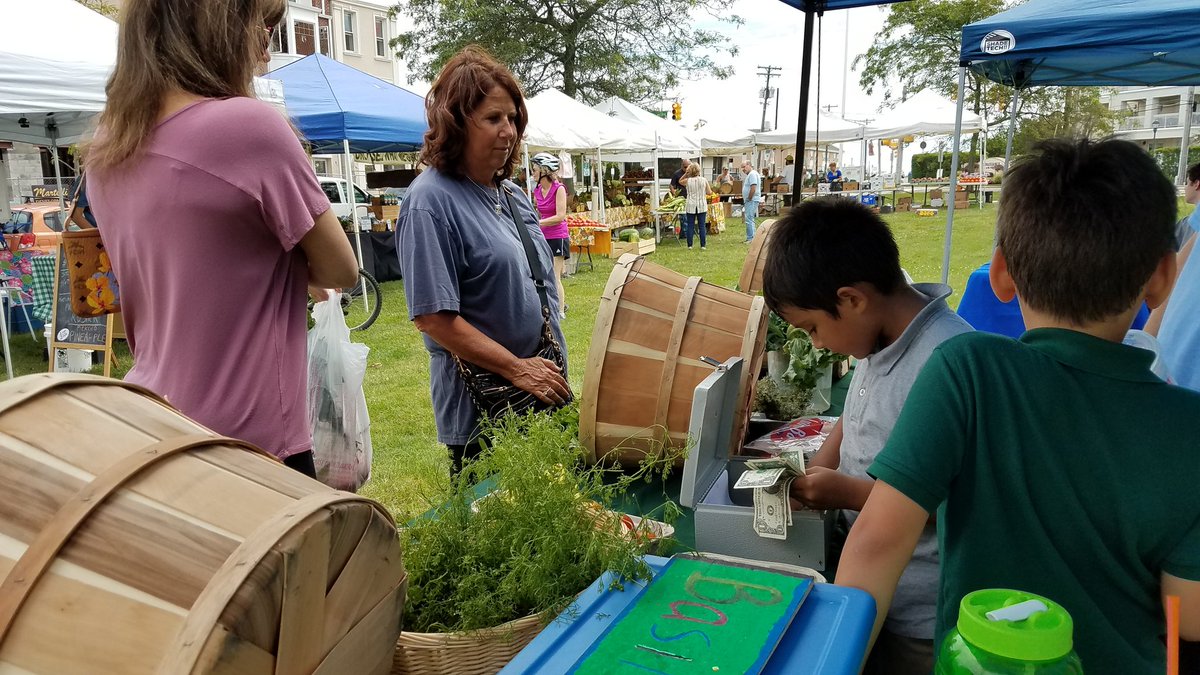 dgikaos's tweet image. #LBPS student gives a customer her change at #LongBranch farmers&apos; market #EndlessLessons #math #business #customerservice #sustainability #entrepreneurship @LBpublicschools